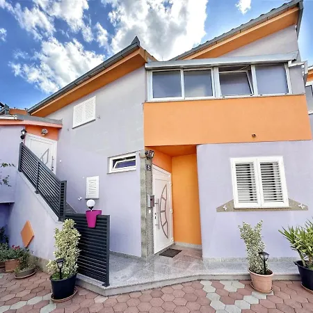 Marta - Private Pool Apartman *